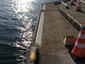 スラッシュカット実績 香椎PPCT取付先端護岸車止め取替え工事1